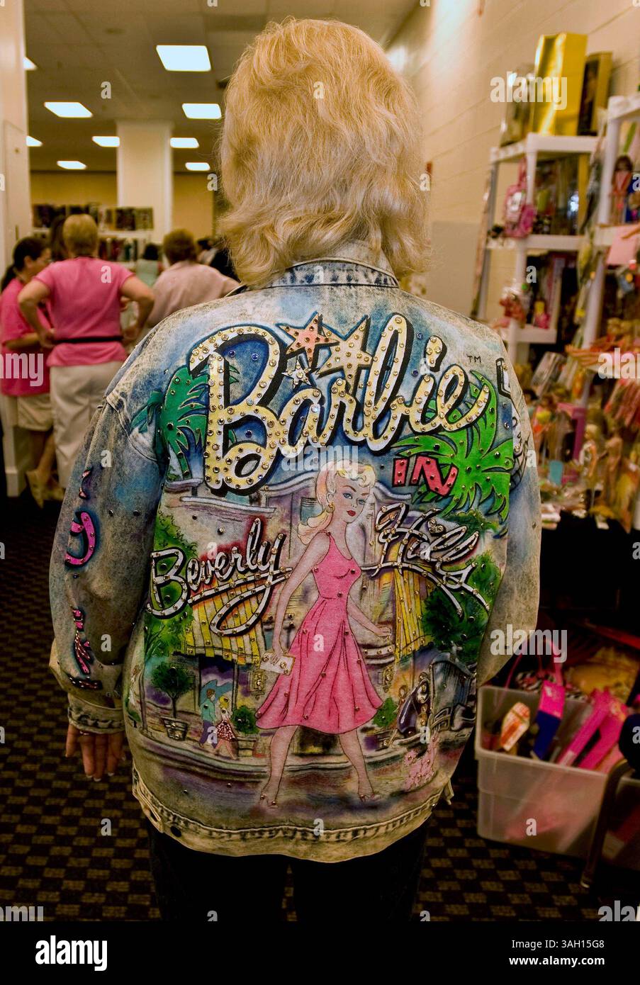 11. Juli 2009 – Washington, District of Columbia, USA – die Barbie-Sammlerin JUDENE HANSEN trägt ihr Herz auf ihrem Ärmel und auf dem Rücken auf der National Barbie Doll Collectors Convention. Etwa 1.200 Barbie-Fans aus aller Welt trafen sich in der US-Hauptstadt, um das 50. Jubiläum der berühmtesten Puppe der Welt zu feiern und sich an vier Tagen von Barbie inspirierten Veranstaltungen zu erfreuen. Es wird geschätzt, dass in den letzten 50 Jahren mehr als eine Milliarde Barbies verkauft wurden und dass 90 % der amerikanischen Mädchen mindestens eine Barbie-Puppe haben. (Kreditbild: © Brian Cahn/ZUMA Press) Stockfoto