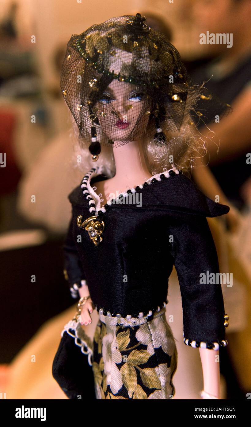 11. Juli 2009 – Washington, District of Columbia, USA – Eine Mode-Puppe zum Verkauf auf der National Barbie Doll Collectors Convention. Etwa 1.200 Barbie-Fans aus aller Welt trafen sich in der US-Hauptstadt, um das 50. Jubiläum der berühmtesten Puppe der Welt zu feiern und sich an vier Tagen von Barbie inspirierten Veranstaltungen zu erfreuen. Es wird geschätzt, dass in den letzten 50 Jahren mehr als eine Milliarde Barbies verkauft wurden und dass 90 % der amerikanischen Mädchen mindestens eine Barbie-Puppe haben. (Kreditbild: © Brian Cahn/ZUMA Press) Stockfoto