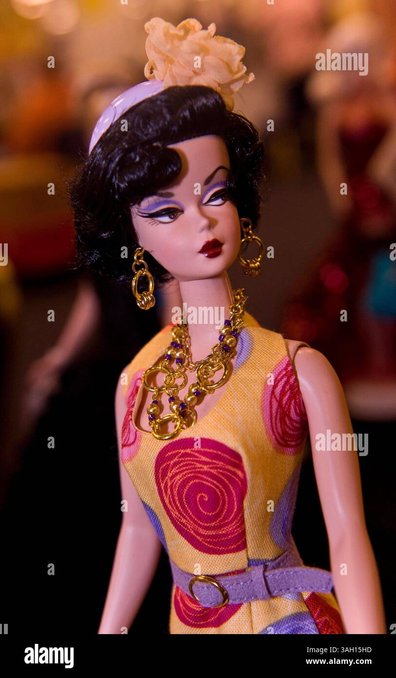 11. Juli 2009 – Washington, District of Columbia, USA – Eine einzigartige Barbie-Puppe zum Verkauf auf der National Barbie Doll Collectors Convention. Etwa 1.200 Barbie-Fans aus aller Welt trafen sich in der US-Hauptstadt, um das 50. Jubiläum der berühmtesten Puppe der Welt zu feiern und sich an vier Tagen von Barbie inspirierten Veranstaltungen zu erfreuen. Es wird geschätzt, dass in den letzten 50 Jahren mehr als eine Milliarde Barbies verkauft wurden und dass 90 % der amerikanischen Mädchen mindestens eine Barbie-Puppe haben. (Kreditbild: © Brian Cahn/ZUMA Press) Stockfoto