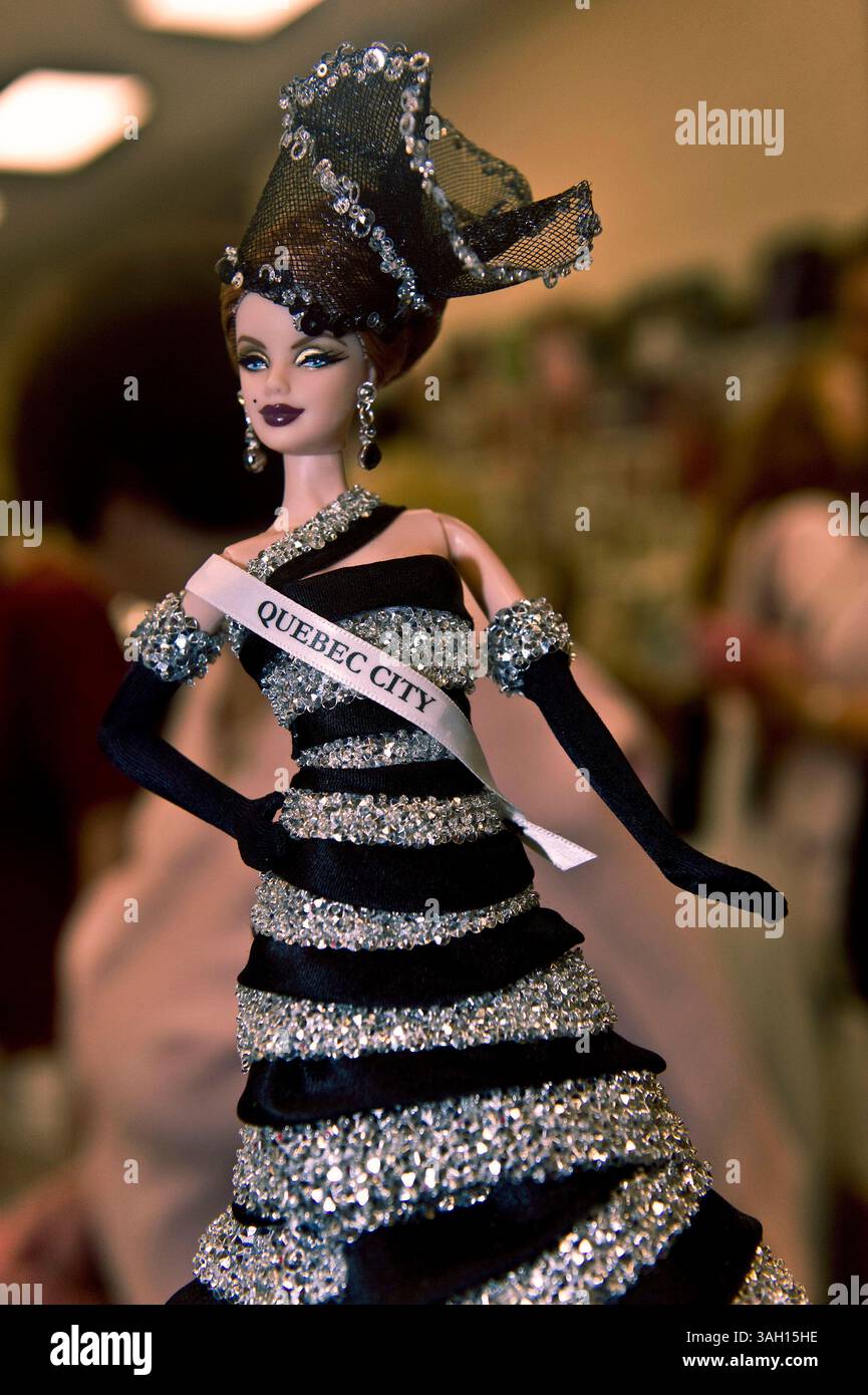 11. Juli 2009 – Washington, District of Columbia, USA – Eine einzigartige Barbie-Modepuppe, entworfen von Marie Lebreton und Nik Moronese, zum Verkauf auf der National Barbie Doll Collectors Convention. Etwa 1.200 Barbie-Fans aus aller Welt trafen sich in der US-Hauptstadt, um das 50. Jubiläum der berühmtesten Puppe der Welt zu feiern und sich an vier Tagen von Barbie inspirierten Veranstaltungen zu erfreuen. Es wird geschätzt, dass in den letzten 50 Jahren mehr als eine Milliarde Barbies verkauft wurden und dass 90 % der amerikanischen Mädchen mindestens eine Barbie-Puppe haben. (Kreditbild: © Brian Cahn/ZUMA Press) Stockfoto