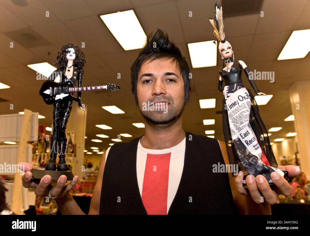 11. Juli 2009 – Washington, District of Columbia, USA – RAPHAEL ESTRADA hält zwei seiner „Rocker Doll“-Designs auf der National Barbie Doll Collectors Convention. Etwa 1.200 Barbie-Fans aus aller Welt trafen sich in der US-Hauptstadt, um das 50. Jubiläum der berühmtesten Puppe der Welt zu feiern und sich an vier Tagen von Barbie inspirierten Veranstaltungen zu erfreuen. Es wird geschätzt, dass in den letzten 50 Jahren mehr als eine Milliarde Barbies verkauft wurden und dass 90 % der amerikanischen Mädchen mindestens eine Barbie-Puppe haben. (Kreditbild: © Brian Cahn/ZUMA Press) Stockfoto