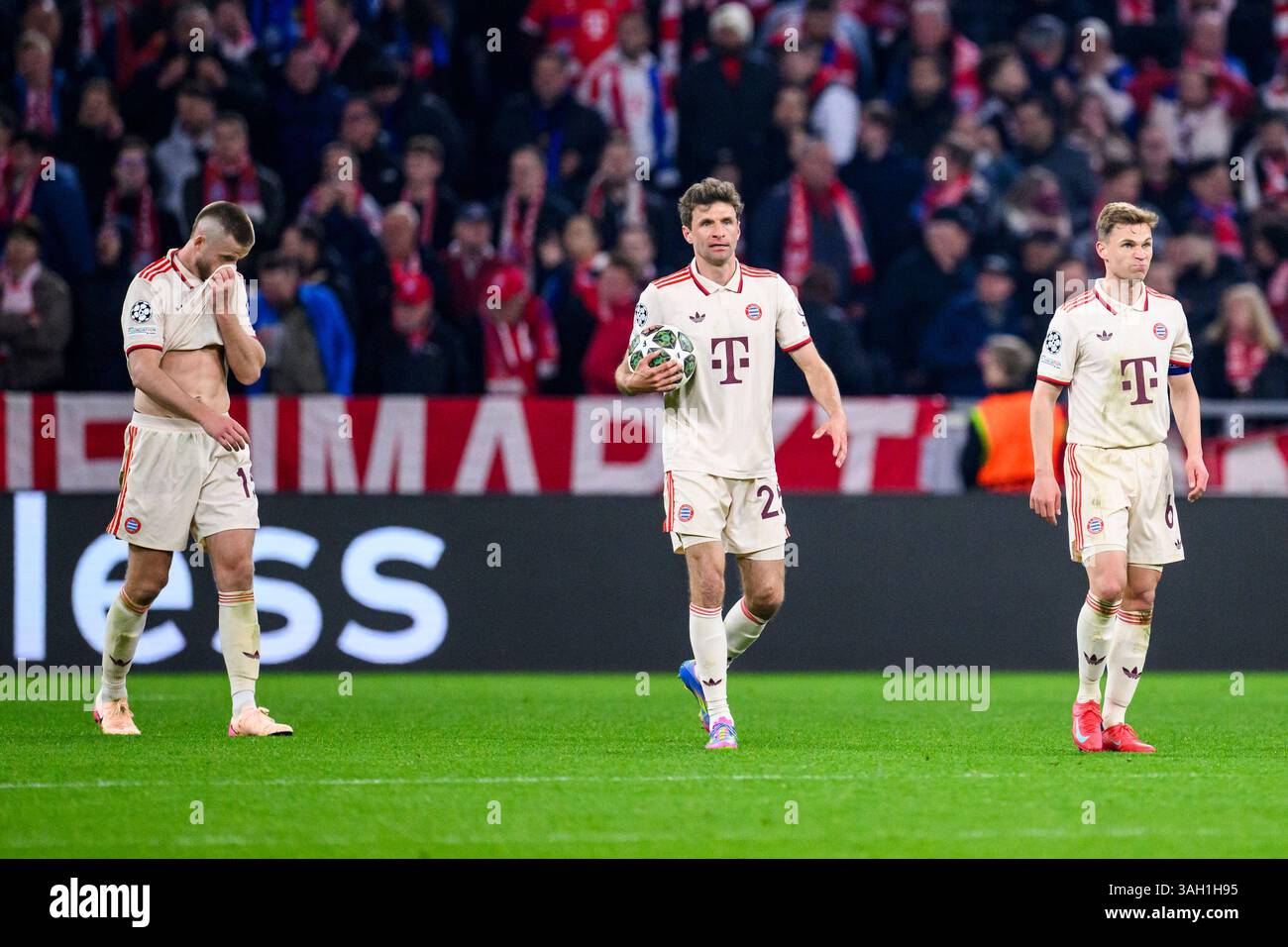 München, Deutschland. April 2025. Fußball: Champions League, Bayern München - Inter Mailand, K.-o.-Runde, Viertelfinale, erstes Leg, Allianz Arena. Münchner Eric Dier (l-r), Münchner Thomas Müller und Münchner Joshua Kimmich reagieren unglücklich nach dem Tor 2-1. Quelle: Tom Weller/dpa/Alamy Live News Stockfoto