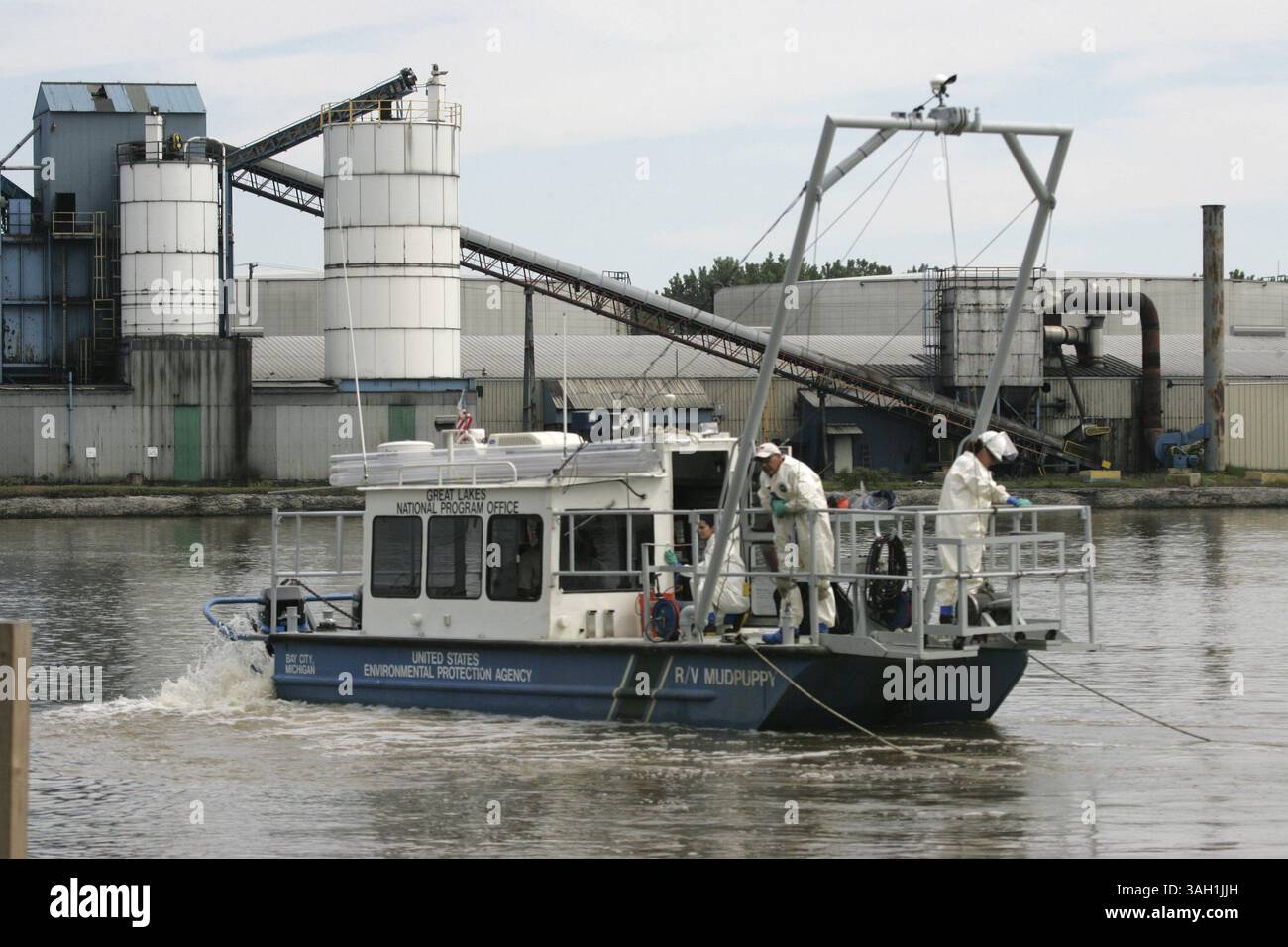 Das Forschungsschiff Mudpuppy soll am Montag, 22. Juni 2009, eine Sedimentkernprobe am Nordrand des Wendebeckens am Fluss Raisin in Monroe entnehmen. Sedimentkernproben werden an 114 Stellen zwischen dem Wendebecken und der Mündung des Flusses für das Sedimenttestprojekt der Umweltschutzbehörde River Raisin entnommen. . (Info auf Anfrage: EPA nimmt im Rahmen der Sanierungsbemühungen Proben aus dem River Raisin auf PCB-Kontamination im Sediment, um zu verhindern, dass er in den Eriesee gelangt. In der Geschichte geht es um die Beseitigung von PCB-Hotspots in den Großen Seen, die sich auf diesen konzentrieren.) Stockfoto