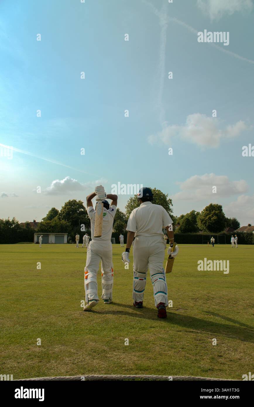 Schlagmann beginnt ein Cricket-Spiel Stockfoto