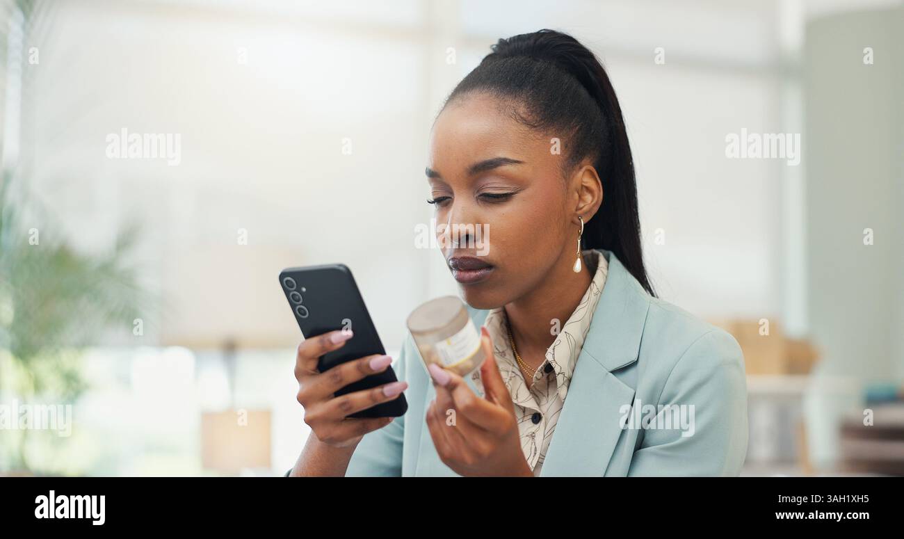 Geschäft, Frau und Telefon mit Pillen im Büro für medizinische Forschung, Lesedosierung und Information. Afrikanische Person, mobil und Drogen für Stockfoto