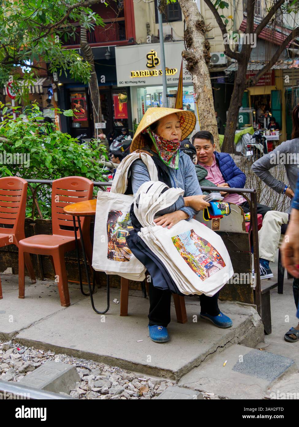 Starkenverkäufer ruhen sich in der Train Street, Hanoi, Vietnam aus Stockfoto