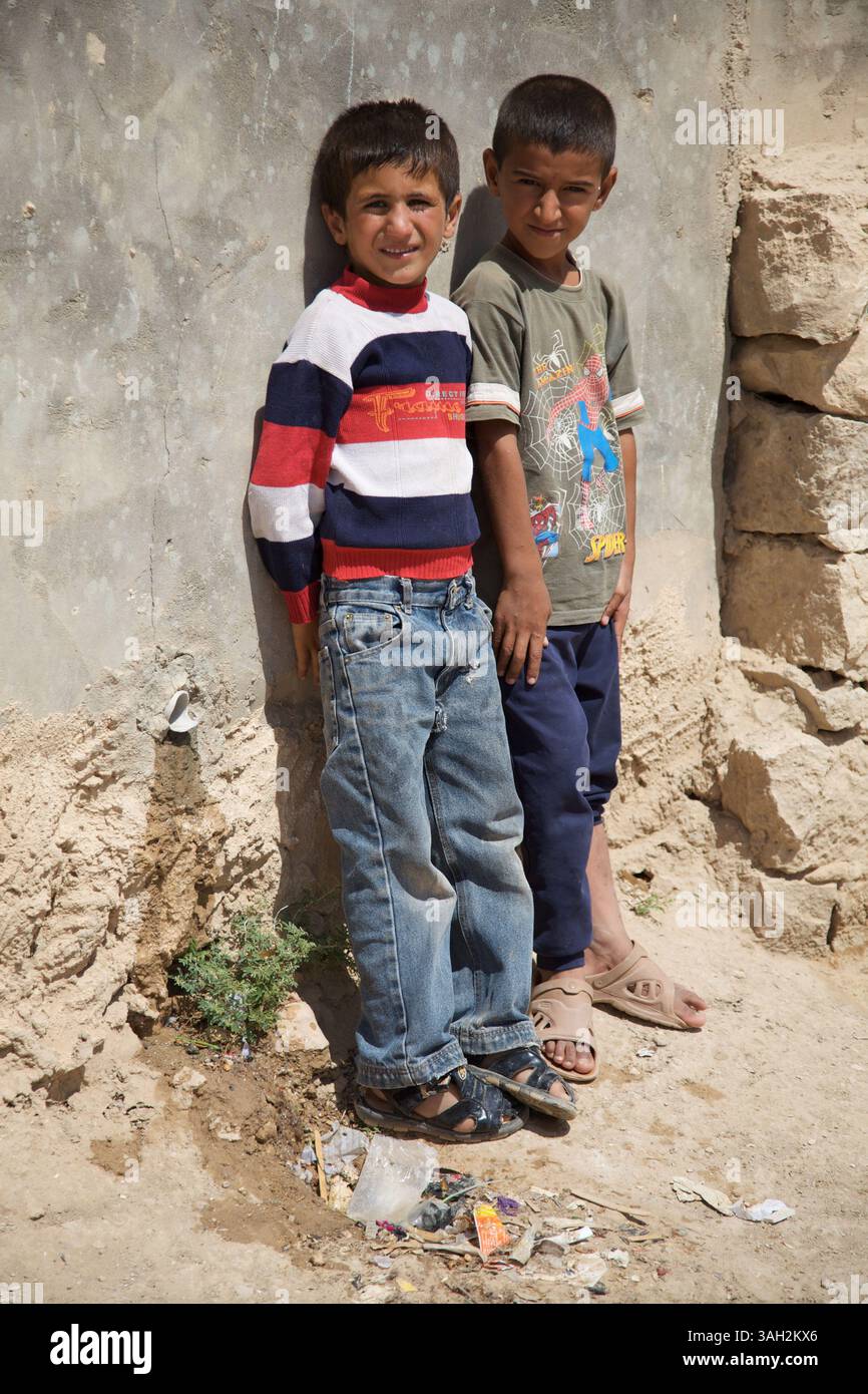 Juni 2009 - Makhmoor, Arbil, Irak - Jungs auf der Straße. Makhmoor Flüchtlingslager, in dem türkische Kurdenflüchtlinge untergebracht sind, von denen viele Verbindungen zur PKK haben und gezwungen waren, die Türkei zu verlassen. (Foto: © Jon Vidar/ZUMA Press) Stockfoto