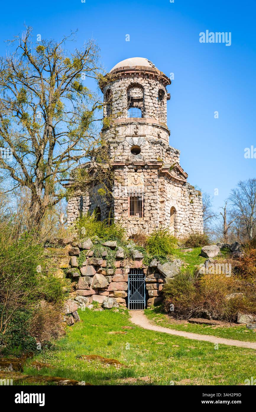 Antike Ruine im Schlosspark Schwetzingen Stockfoto