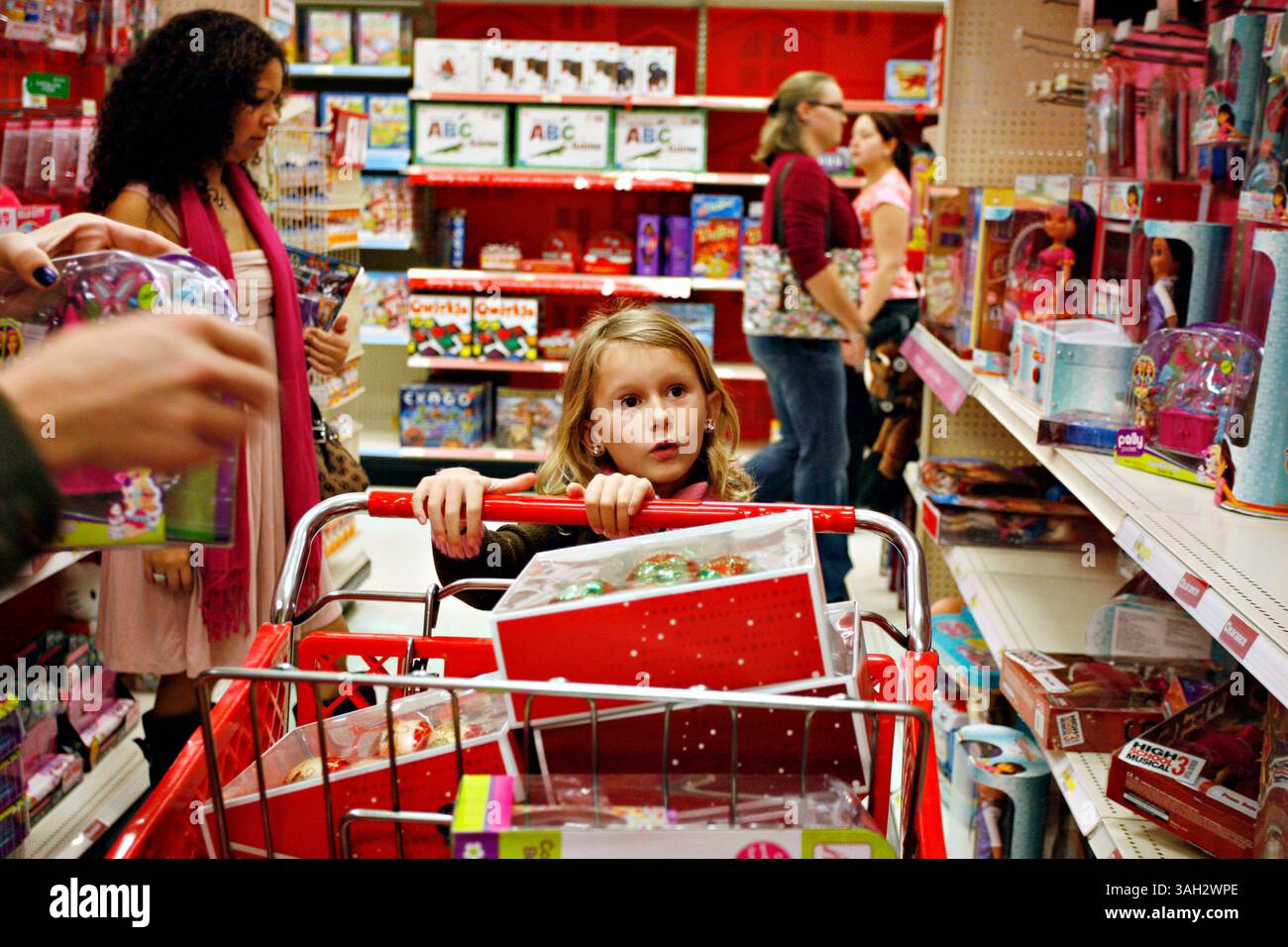 Dezember 2009 - ST. PETERSBURG, FL, USA - MELISSA LYTTLE | TIMES. SP 316473 LYTT SHOPPING 1 VON 1 (12/26/2009 ST. PETERSBURG) mit Geschenkgutscheinen und Bargeld von Weihnachten bis zum Ausgeben, fährt Donovan Peters, 6, mit ihren Eltern Bob und Dawn Peters und Little Schwester Dallas, 4, durch die Spielzeuggassen in Target und sieht sich Polly Pocket Sets, Webkinz und alles Rosa und hübsche an. Auf die Frage, ob sie nach etwas spezifischem gesucht habe, antwortete Donovan mit „Ja“, und nachdem sie eine Sekunde darüber nachgedacht hatte, folgte sie mit „alles“. [MELISSA LYTTLE, Times] (Foto: © St. Petersburg Times/ZUMApress.Co Stockfoto