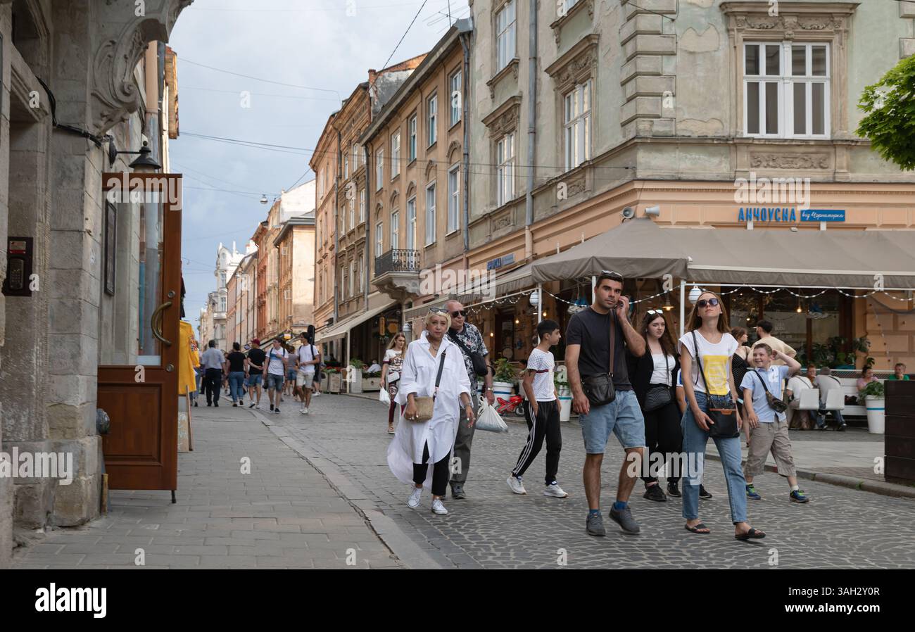LEMBERG, UKRAINE - 20. Juni 2021: Bürger und Touristen schlendern durch die charmanten Straßen der Altstadt von Lemberg. Stockfoto