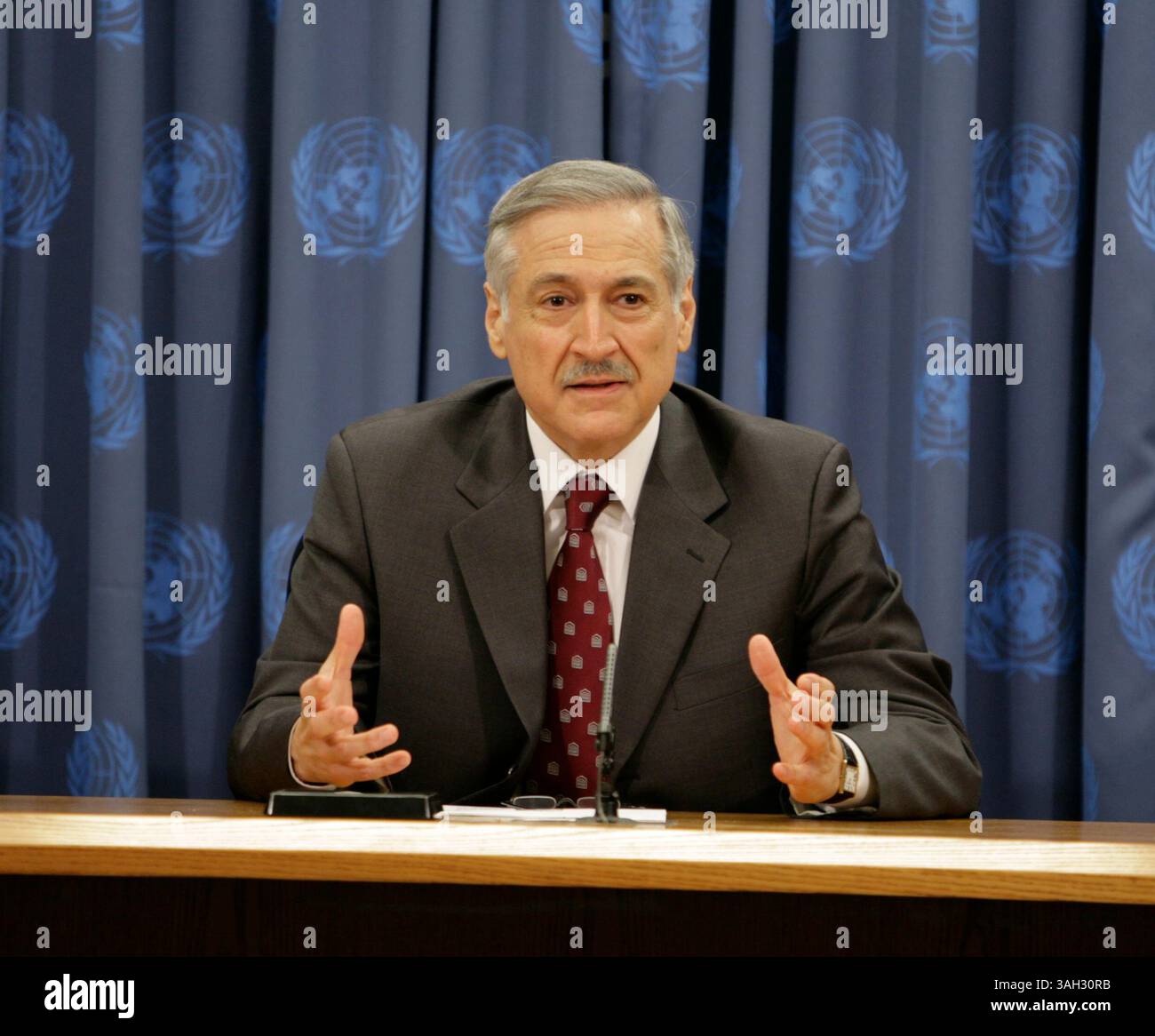 Vereinte Nationen - NYC - 03. November 2009 - Heraldo Munoz, Ständiger Vertreter Chiles und Vorsitzender der Kommission für Friedenskonsolidierung, kündigt eine Zusammenarbeit zwischen der Kommission für Friedenskonsolidierung und Yoko Ono an, um Erlöse aus John Lennons Digital-Single zum 40-jährigen Bestehen des Friedens eine Chance an den UN-Friedenskonsolidierungsfonds zu spenden. (Foto: © Luiz Rampelotto/ZUMA Press) Stockfoto