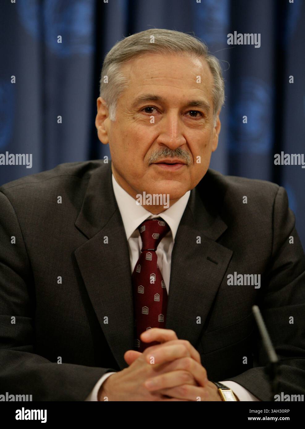 Vereinte Nationen - NYC - 03. November 2009 - Heraldo Munoz, Ständiger Vertreter Chiles und Vorsitzender der Kommission für Friedenskonsolidierung, kündigt eine Zusammenarbeit zwischen der Kommission für Friedenskonsolidierung und Yoko Ono an, um Erlöse aus John Lennons Digital-Single zum 40-jährigen Bestehen des Friedens eine Chance an den UN-Friedenskonsolidierungsfonds zu spenden. (Foto: © Luiz Rampelotto/ZUMA Press) Stockfoto