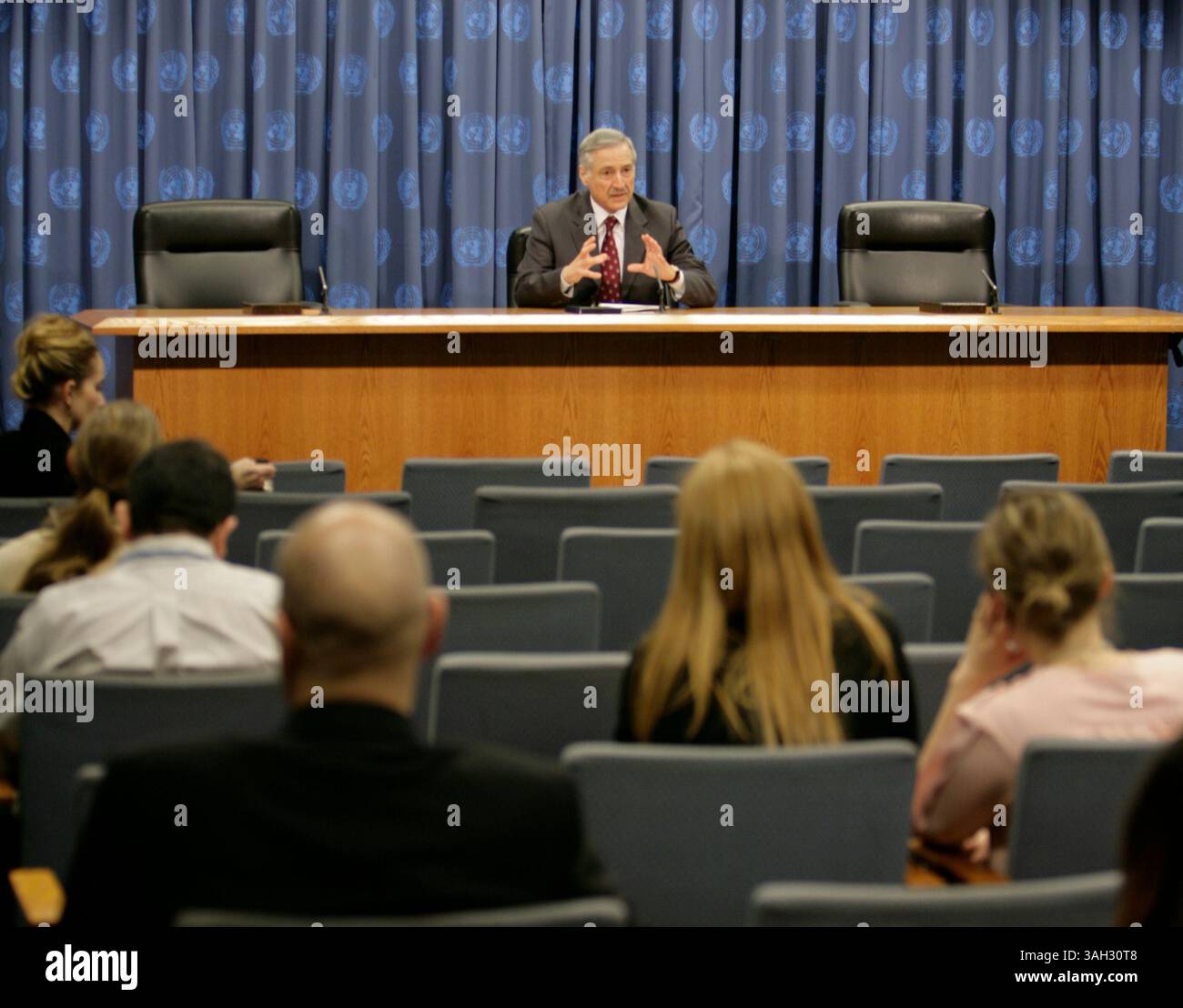 Vereinte Nationen - NYC - 03. November 2009 - Heraldo Munoz, Ständiger Vertreter Chiles und Vorsitzender der Kommission für Friedenskonsolidierung, kündigt eine Zusammenarbeit zwischen der Kommission für Friedenskonsolidierung und Yoko Ono an, um Erlöse aus John Lennons Digital-Single zum 40-jährigen Bestehen des Friedens eine Chance an den UN-Friedenskonsolidierungsfonds zu spenden. (Foto: © Luiz Rampelotto/ZUMA Press) Stockfoto