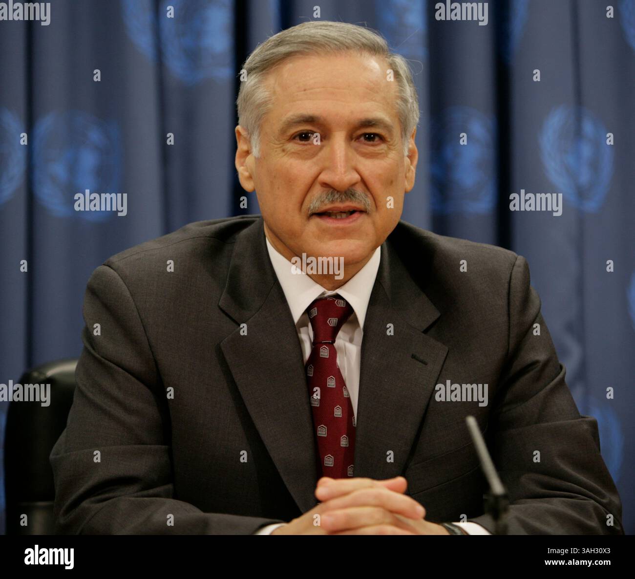 Vereinte Nationen - NYC - 03. November 2009 - Heraldo Munoz, Ständiger Vertreter Chiles und Vorsitzender der Kommission für Friedenskonsolidierung, kündigt eine Zusammenarbeit zwischen der Kommission für Friedenskonsolidierung und Yoko Ono an, um Erlöse aus John Lennons Digital-Single zum 40-jährigen Bestehen des Friedens eine Chance an den UN-Friedenskonsolidierungsfonds zu spenden. (Foto: © Luiz Rampelotto/ZUMA Press) Stockfoto