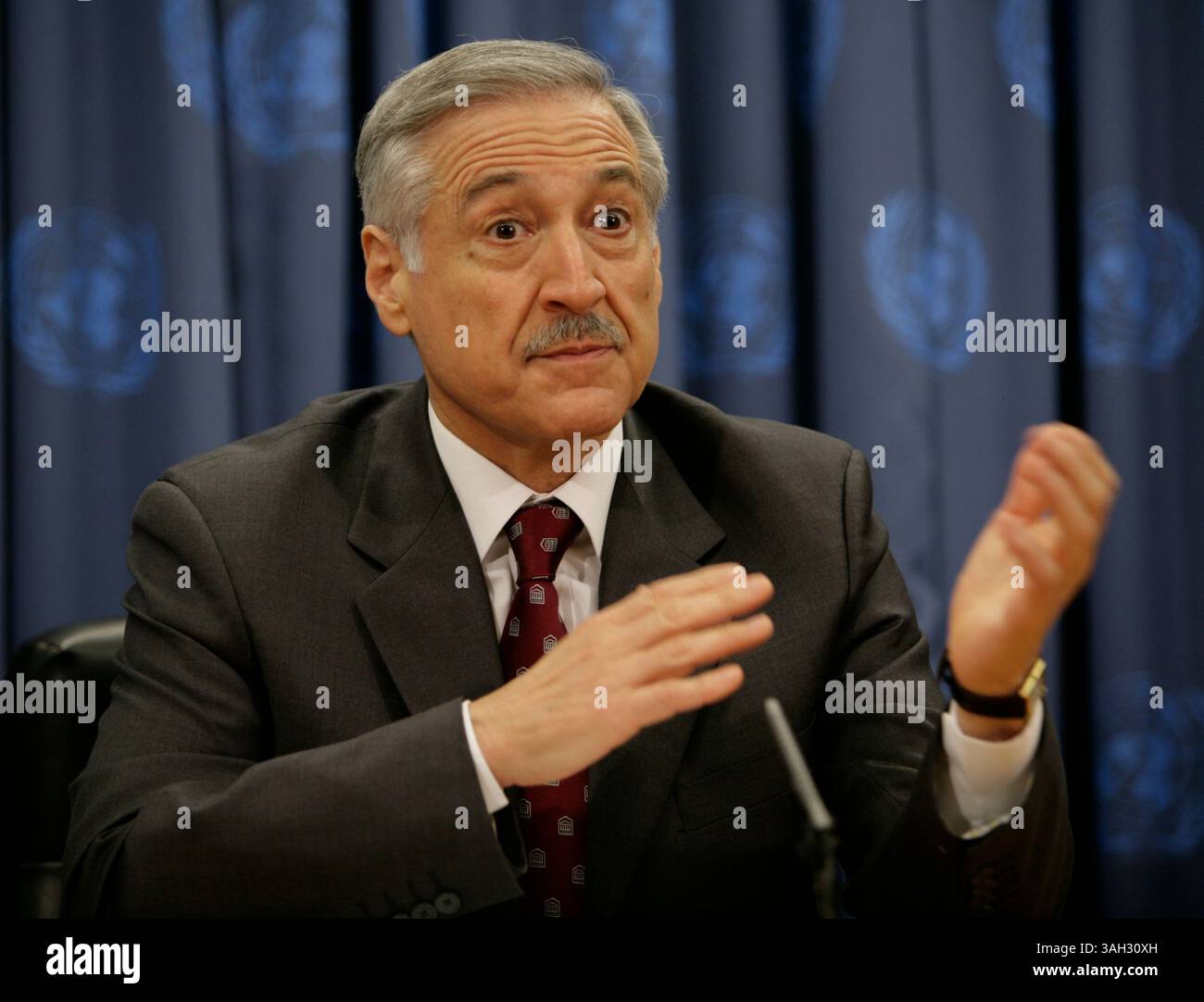 Vereinte Nationen - NYC - 03. November 2009 - Heraldo Munoz, Ständiger Vertreter Chiles und Vorsitzender der Kommission für Friedenskonsolidierung, kündigt eine Zusammenarbeit zwischen der Kommission für Friedenskonsolidierung und Yoko Ono an, um Erlöse aus John Lennons Digital-Single zum 40-jährigen Bestehen des Friedens eine Chance an den UN-Friedenskonsolidierungsfonds zu spenden. (Foto: © Luiz Rampelotto/ZUMA Press) Stockfoto