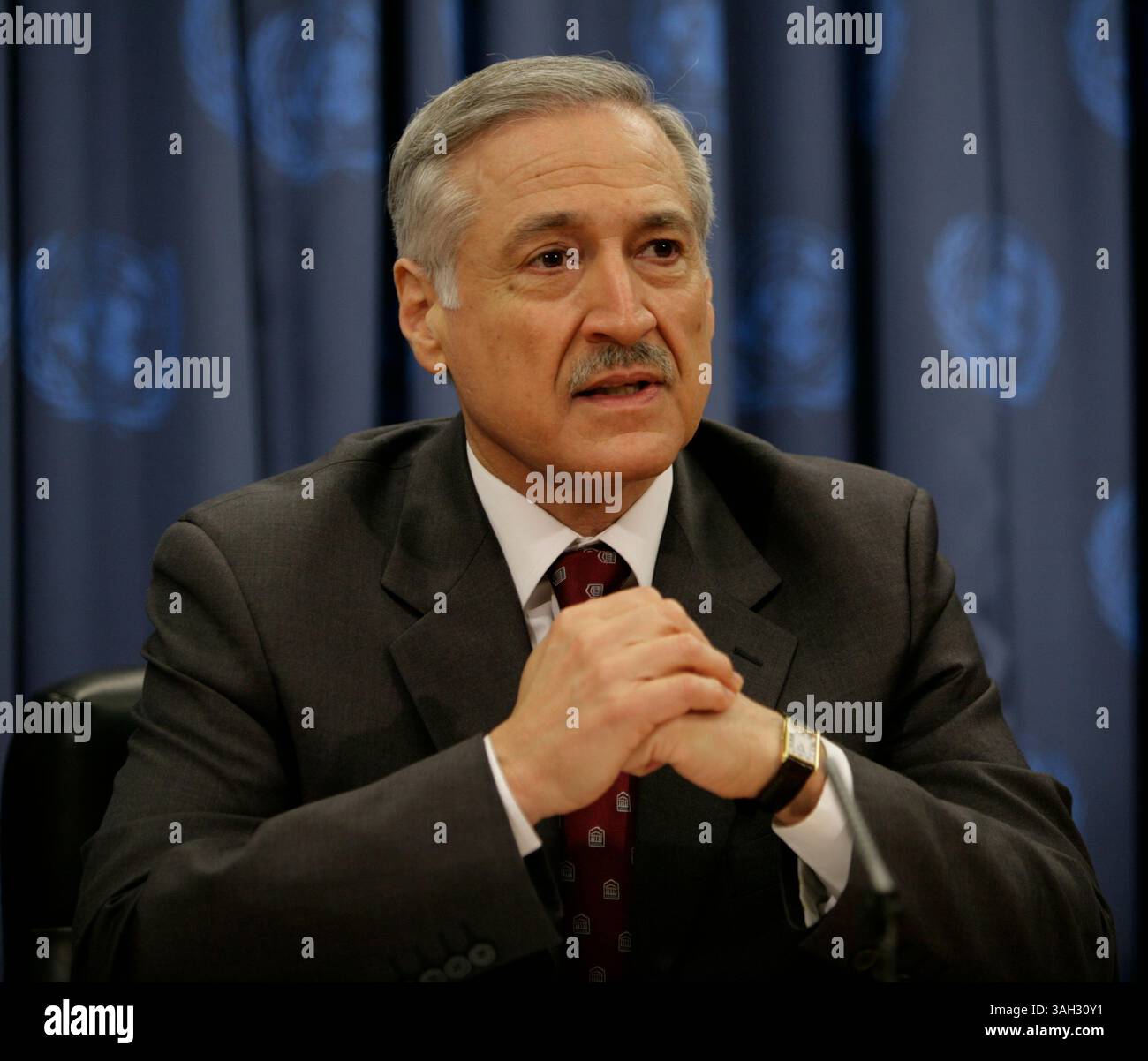 Vereinte Nationen - NYC - 03. November 2009 - Heraldo Munoz, Ständiger Vertreter Chiles und Vorsitzender der Kommission für Friedenskonsolidierung, kündigt eine Zusammenarbeit zwischen der Kommission für Friedenskonsolidierung und Yoko Ono an, um Erlöse aus John Lennons Digital-Single zum 40-jährigen Bestehen des Friedens eine Chance an den UN-Friedenskonsolidierungsfonds zu spenden. (Foto: © Luiz Rampelotto/ZUMA Press) Stockfoto