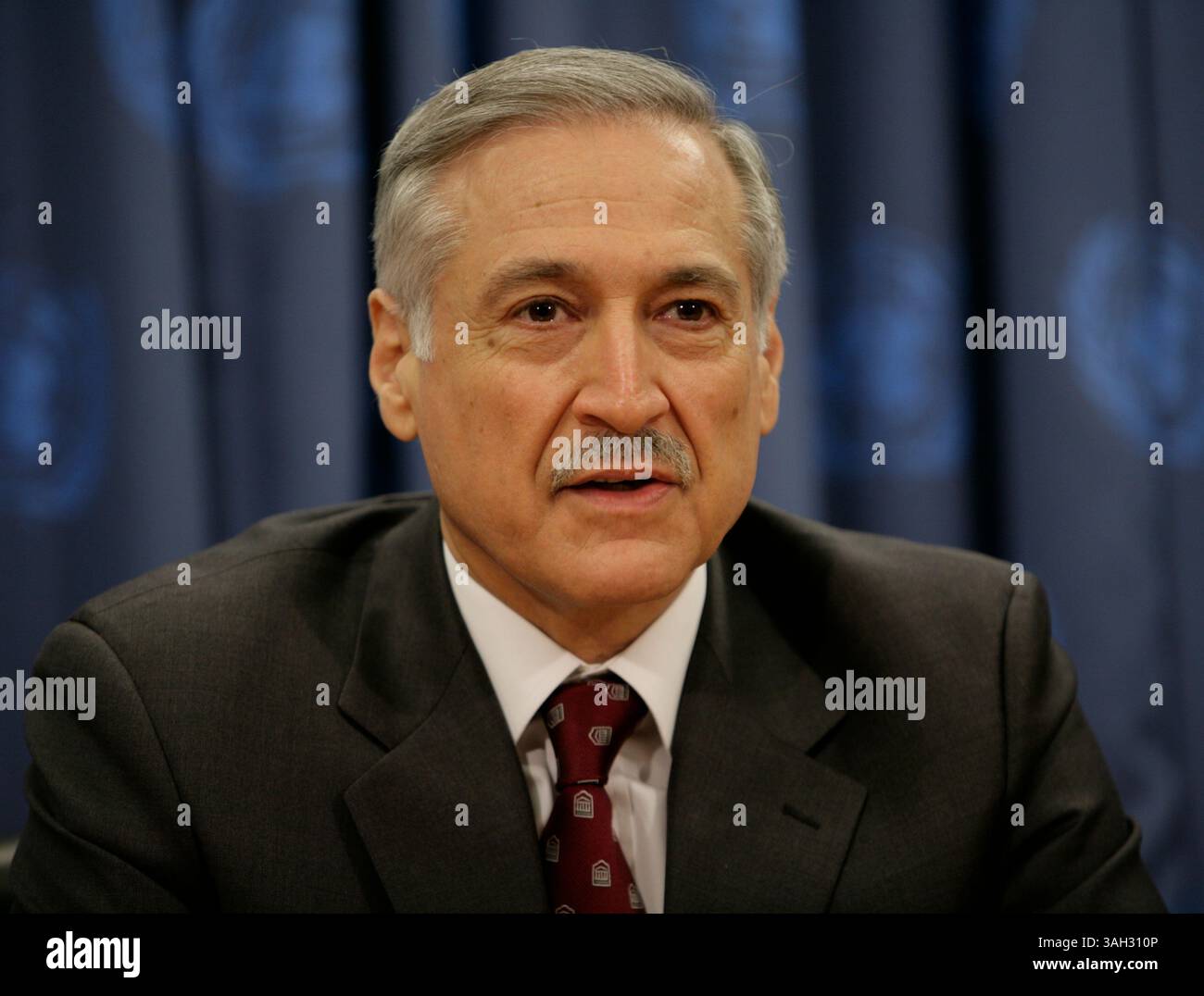 Vereinte Nationen - NYC - 03. November 2009 - Heraldo Munoz, Ständiger Vertreter Chiles und Vorsitzender der Kommission für Friedenskonsolidierung, kündigt eine Zusammenarbeit zwischen der Kommission für Friedenskonsolidierung und Yoko Ono an, um Erlöse aus John Lennons Digital-Single zum 40-jährigen Bestehen des Friedens eine Chance an den UN-Friedenskonsolidierungsfonds zu spenden. (Foto: © Luiz Rampelotto/ZUMA Press) Stockfoto