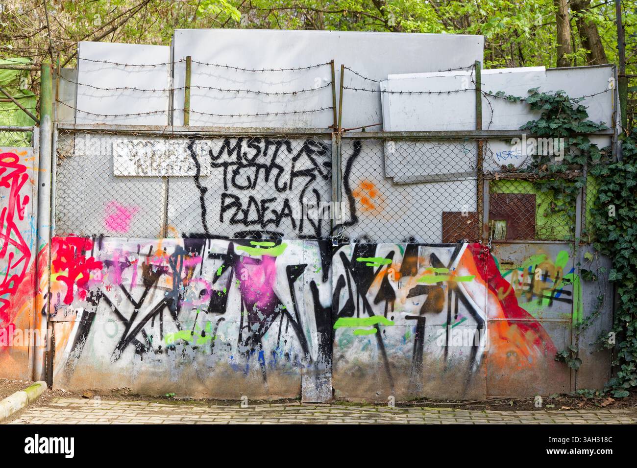 Tor im Floreascoa Park / Parcul Floreasco in Bukarest, Rumänien, dekoriert mit farbenfrohen Graffiti Stockfoto