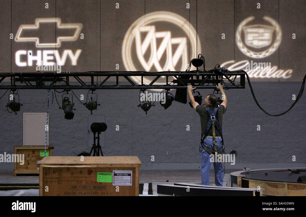 FRESNO, CA. -- -- 10/28/09 -- -- Tom Wolfgang, Lichttechniker, stellt eine Reihe von Leuchten auf, die Autohersteller-Logos an einer angrenzenden Wand des Kongresszentrums aufleuchten, um die Eröffnung der Central California Auto Show vorzubereiten, die vom 29. Oktober bis 1. November stattfindet. Die Vorstellung beginnt am Donnerstag um 15:00 Uhr. MARK CROSSE / DIE FRESNO-BIENE (Bild: © Fresno Bee/ZUMApress.com) Stockfoto