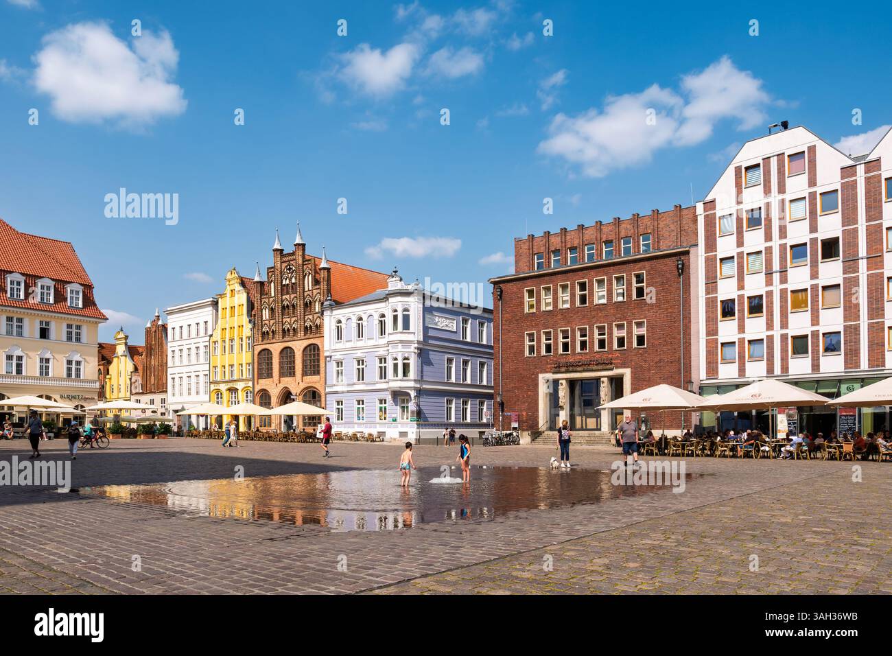 Alter Marktplatz mit bunten Barock- und Backsteingotik-Bürgerhäusern in der Altstadt von Stralsund, Mecklenburg-Vorpommern, Deutschland Stockfoto