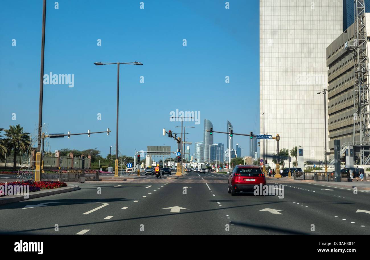 März 2025. Vereinigte Arabische Emirate. Abu Dhabi. Fahren auf einer zentralen Straße. Moderne Türme und blauer Himmel Stockfoto März 2025. Vereinigte Arabische Emirate. Abu Dhabi. Fahren auf einer zentralen Straße. Moderne Türme und blauer Himmel Stockfoto