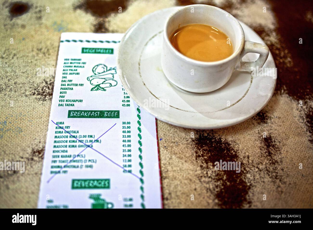 10. März 2015 - Mumbai, Maharashtra, India - 10. März 2015 - Mumbai, Indien:... Die Speisekarte im Restaurant Al Rehmani, ein beliebter Ort für Rindfleisch, zeigt, dass die Rindfleischprodukte seit dem Verbot nicht mehr zur Verfügung stehen. (Kredit-Bild: © Subhash Sharma/ZUMA Wire/ZUMAPRESS.com) Stockfoto