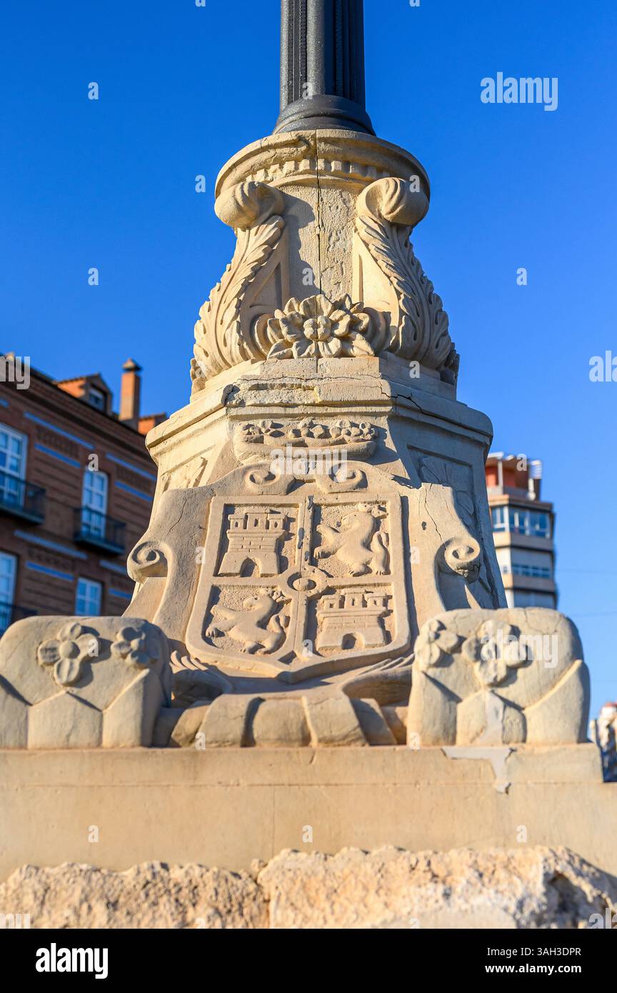 Steinstruktur mit dekorativen Filigranen, Teil einer Straßenlaterne an der Puente de los Peligros. Stockfoto