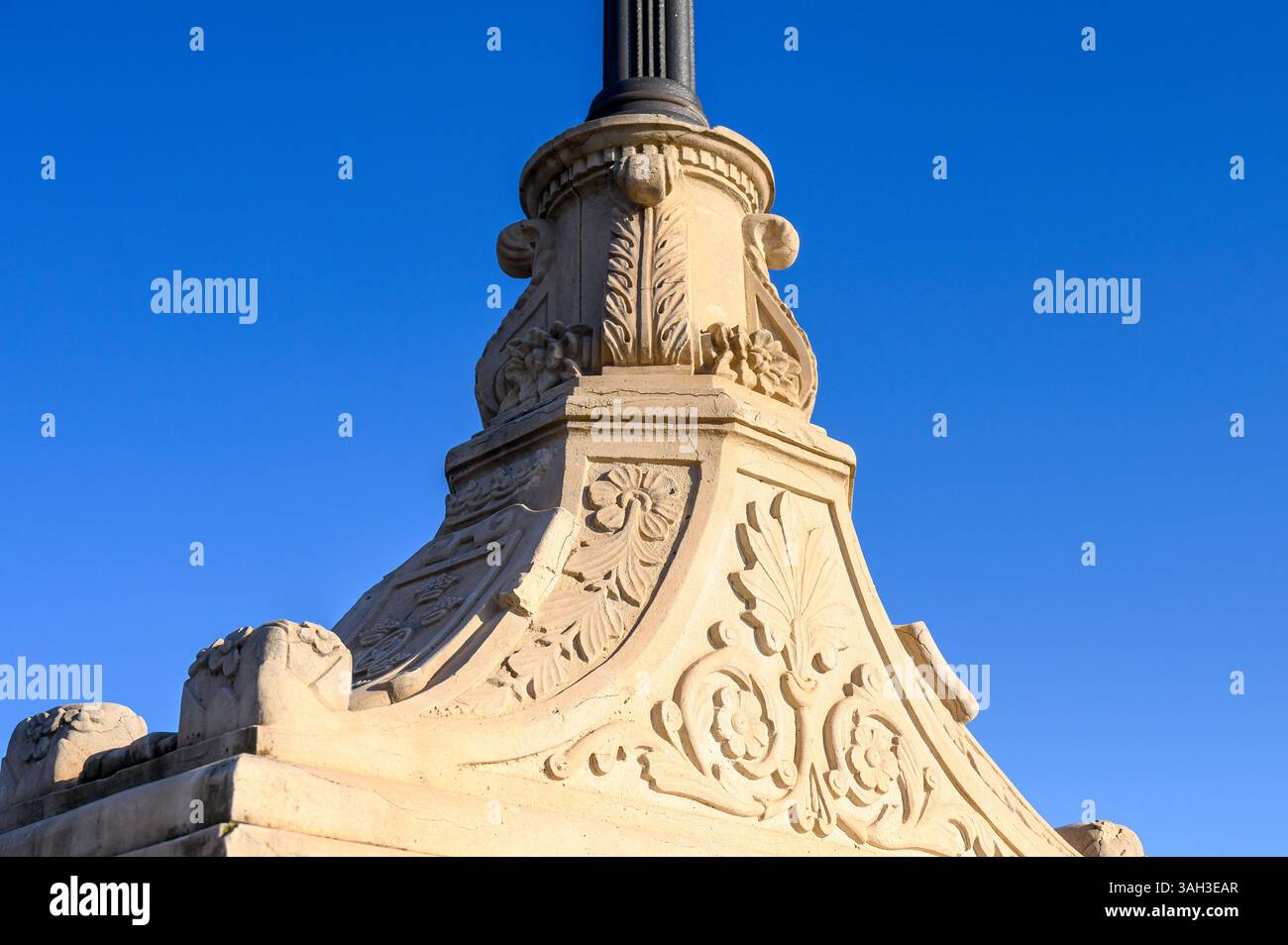 Steinstruktur mit dekorativen Filigranen, Teil einer Straßenlaterne an der Puente de los Peligros. Stockfoto