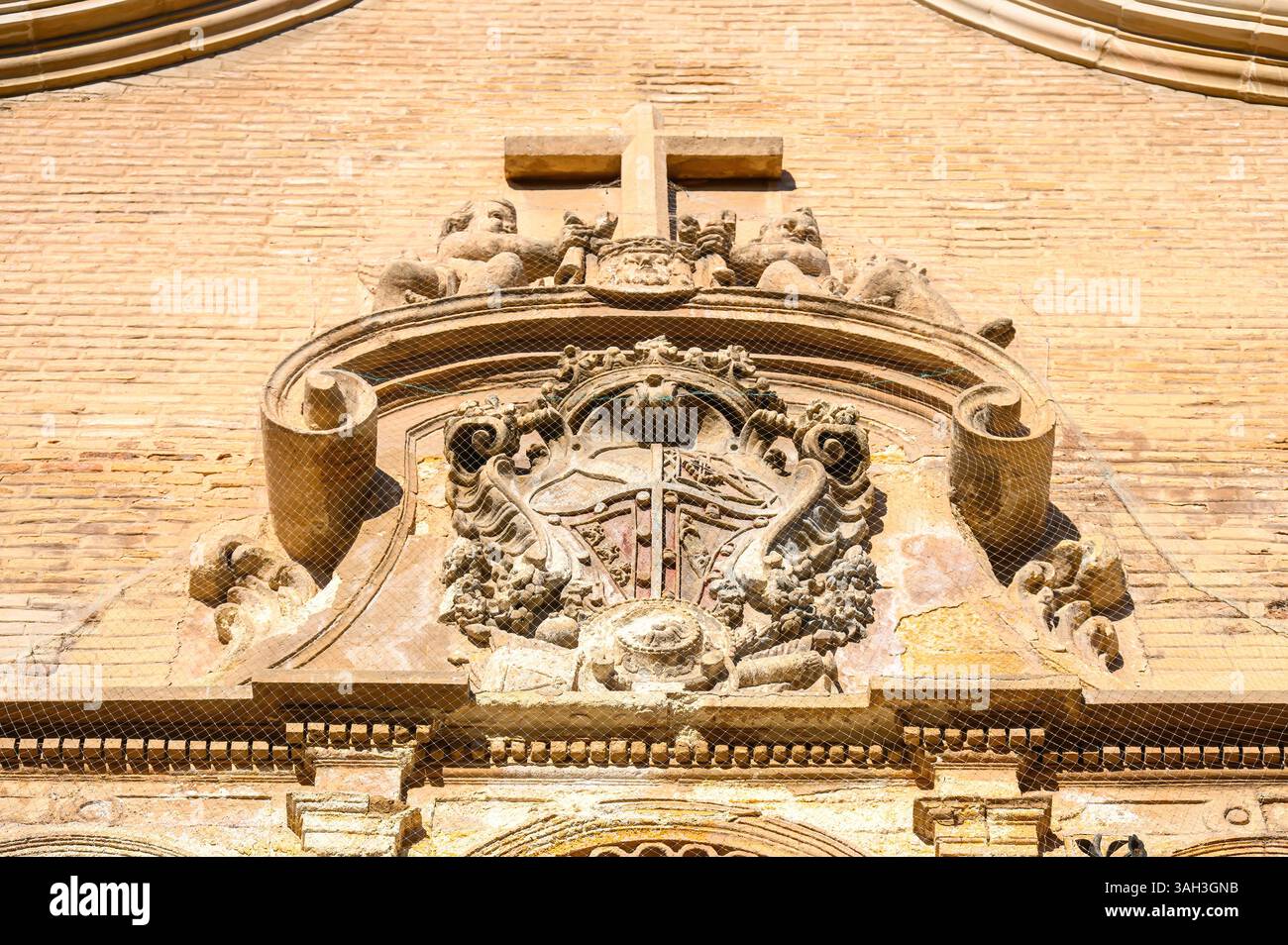 Das alte Wappen schmückt die mittelalterliche Fassade des Convento de Veronicas. Stockfoto