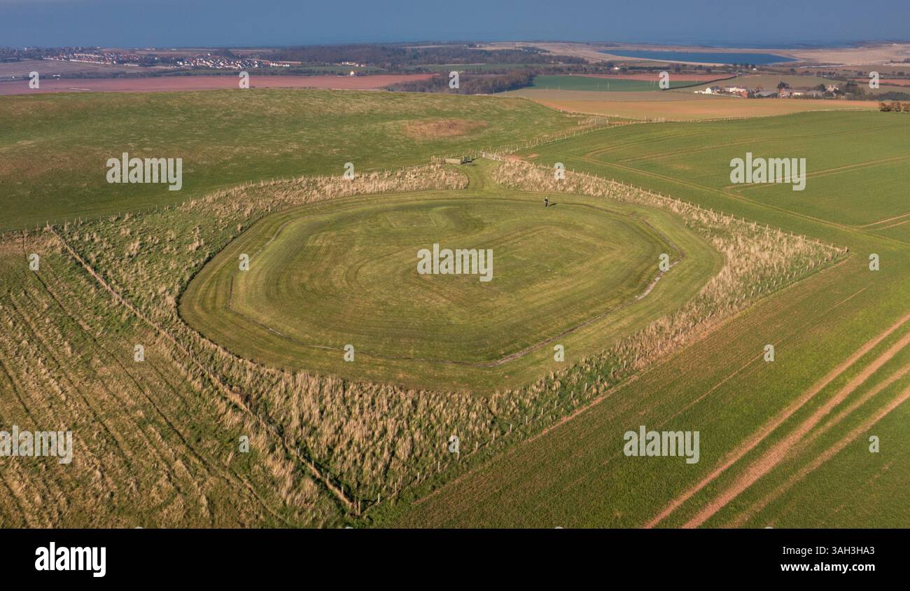 Doon Hill. Identifiziert durch Luftaufnahmen. Bei den Ausgrabungen wurden zwei Holzhallen und Gehege entdeckt, obwohl heute nichts oberirdisch erhalten ist. Stockfoto
