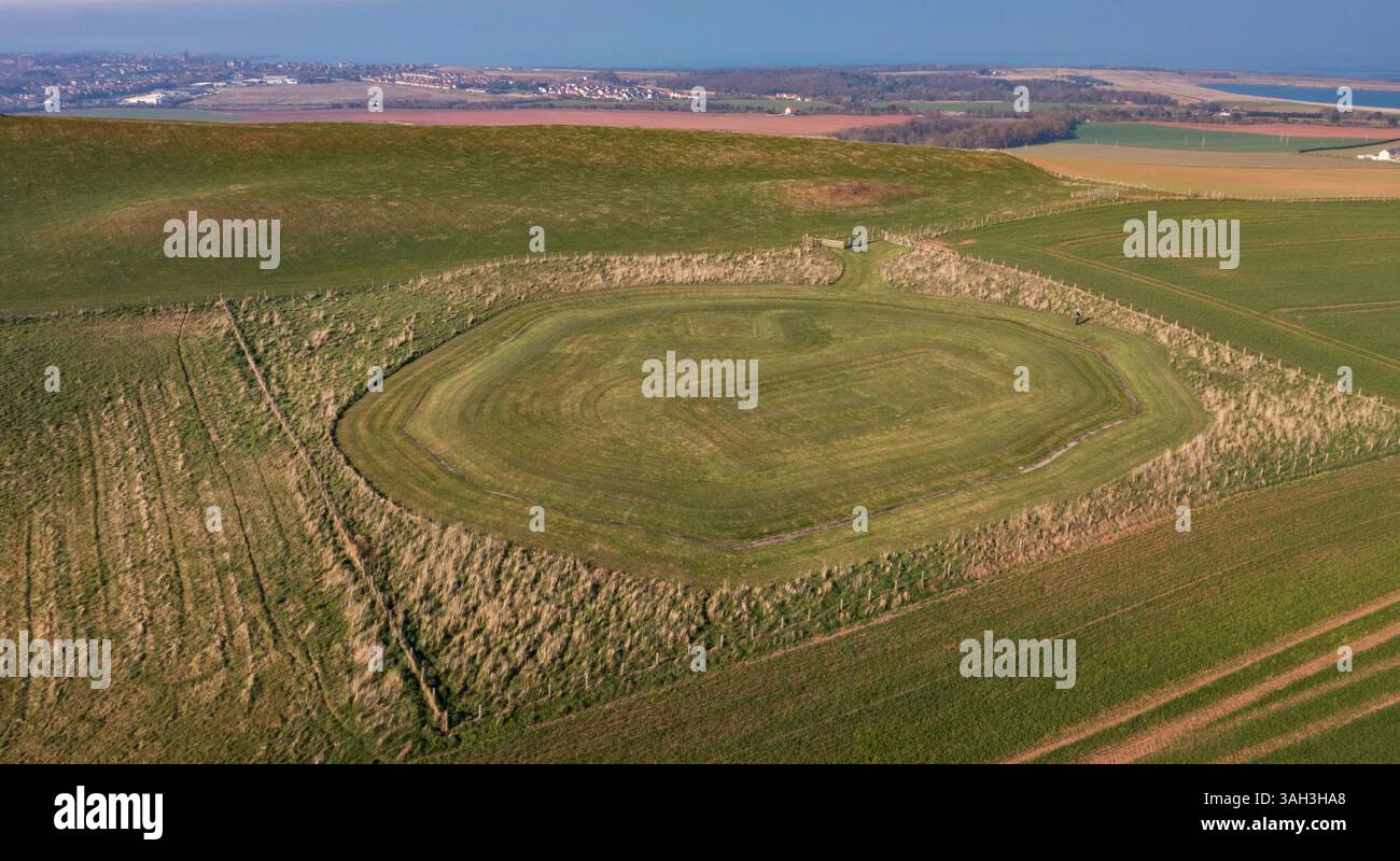 Doon Hill. Identifiziert durch Luftaufnahmen. Bei den Ausgrabungen wurden zwei Holzhallen und Gehege entdeckt, obwohl heute nichts oberirdisch erhalten ist. Stockfoto
