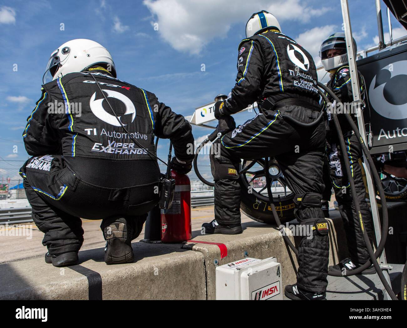 21/2015 - Sebring FL, USA - Pit Crew-Mitglieder warten auf das Auto von Riley Motorsports mit den Fahrern Ben Keating-Port Lavaca, TX/Jeroen Bleekemolen-Monte Carlo, Monaco/Sebastiaan Bleekemolen-Monte Carlo, Monaco in einem Dodge Viper SRT-Wagen mit Viper V10-Motor und Continental Tires, gesponsert von TI Automotive auf dem Sebring International Raceway in Sebring FL. DelMecum/Cal Sport Media (Bild: © Del Mecum/Cal Sport Media/ZUMAPRESS.com) Stockfoto