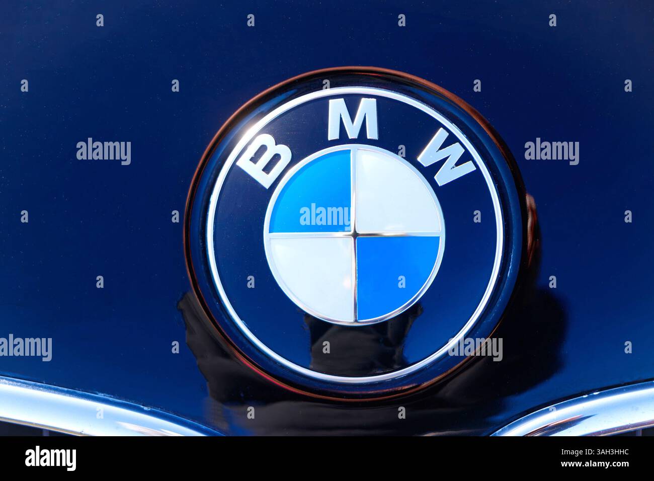 Nahaufnahme des BMW-Logo-Abzeichen auf der dunkelblauen BMW Z3 Cabriolet-Sportwagenfront Stockfoto