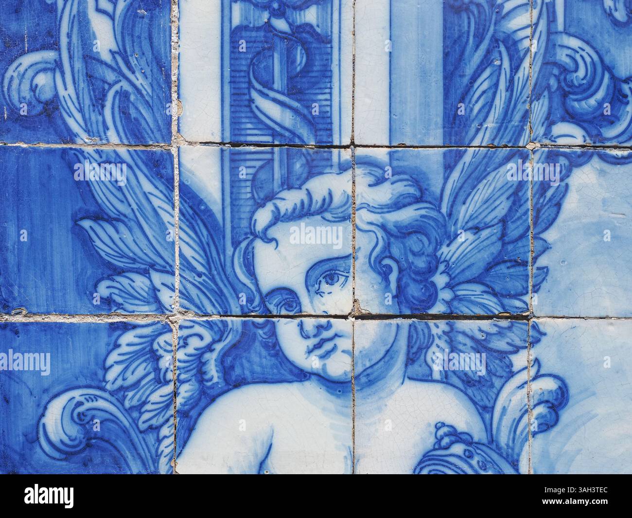Fragment der Außenfassade. Kapelle der Seelen. Die Kirche ist mit blauen und weißen Azulejo-Fliesen bedeckt, mit Szenen aus dem Leben von Heiligen und Engeln. Stockfoto