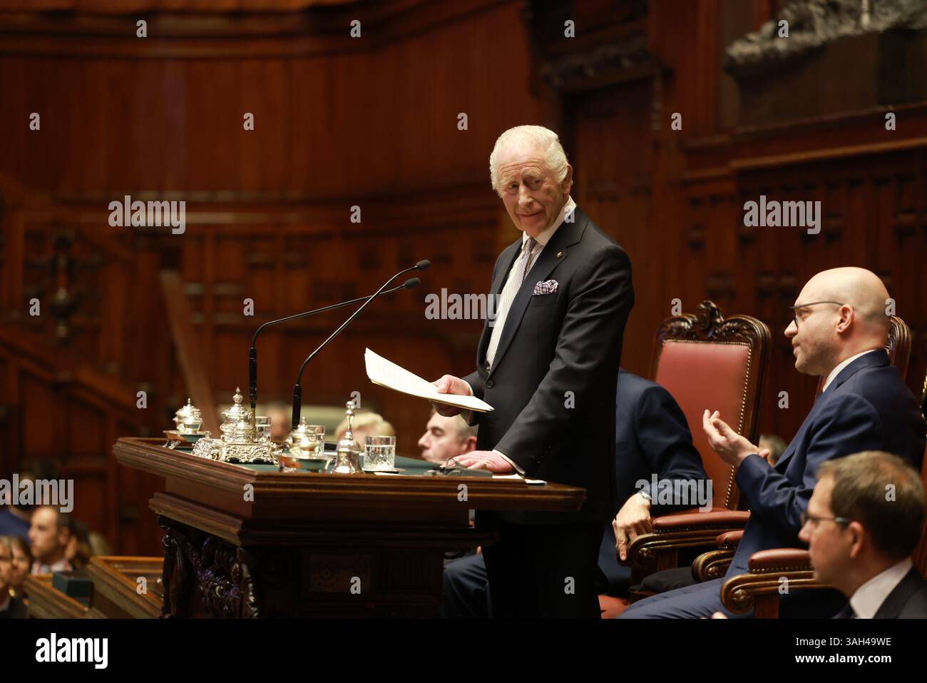 König Karl III. Hält eine Rede vor dem italienischen Parlament in Rom und ist damit der erste britische Monarch, der eine gemeinsame Sitzung des Senats der Republik und der Abgeordnetenkammer hielt, und nur der vierte nicht-italienische, der am dritten Tag des viertägigen Staatsbesuchs in Italien vom Podium des Präsidenten aus vor der Kammer sprach. Bilddatum: Mittwoch, 9. April 2025. Stockfoto