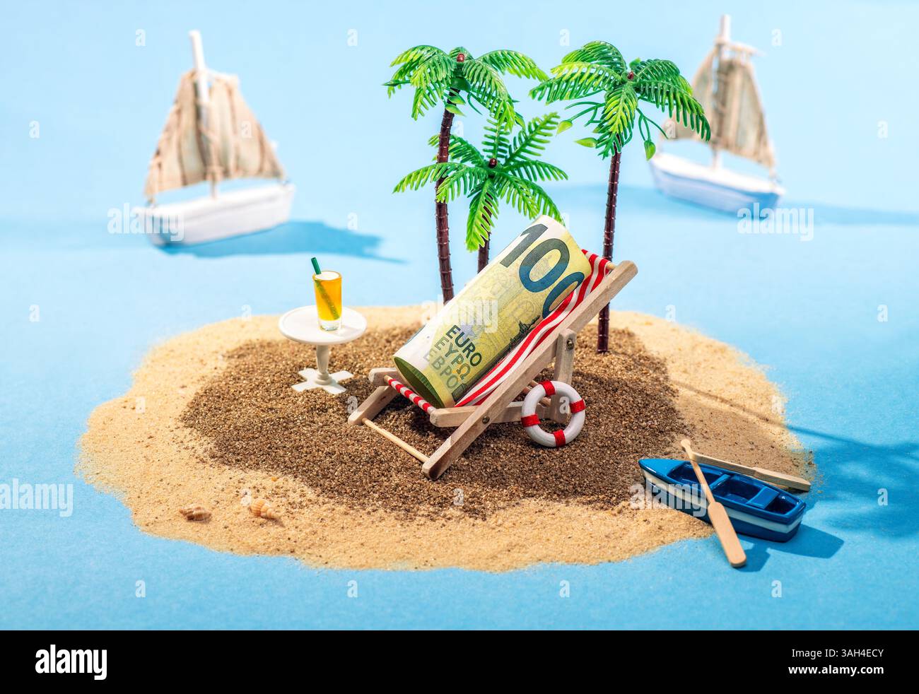 Inselparadies mit einem 100-Euro-Banknote auf einem Liegestuhl unter Palmen Stockfoto