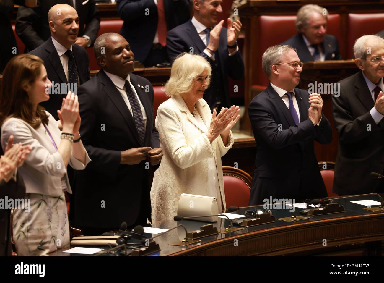 Königin Camilla in der Kammer applaudiert, nachdem König Karl III. Eine Rede vor dem italienischen Parlament in Rom gehalten hatte und damit der erste britische Monarch war, der eine gemeinsame Sitzung des Senats der Republik und der Abgeordnetenkammer hielt, und nur der vierte nicht-Italiener, der am dritten Tag des viertägigen Staatsbesuchs in Italien vor der Kammer sprach. Bilddatum: Mittwoch, 9. April 2025. Stockfoto