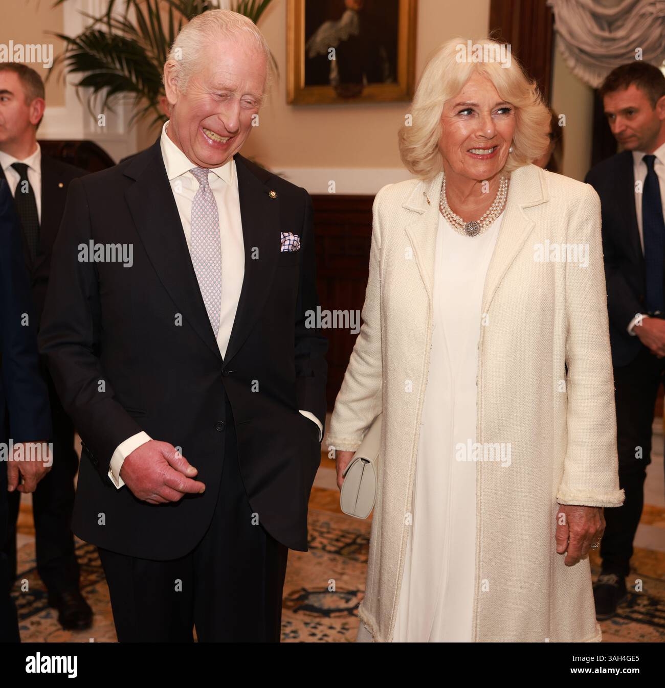 König Karl III. Und Königin Camilla während eines Besuchs im italienischen Parlament in Rom, am dritten Tag des viertägigen Staatsbesuchs in Italien, wo der König der erste britische Monarch wird, der eine gemeinsame Sitzung des Senats der Republik und der Abgeordnetenkammer anspricht, und nur der vierte nicht-Italiener, der am dritten Tag des viertägigen Staatsbesuchs in Italien vor der Kammer sprach. Bilddatum: Mittwoch, 9. April 2025. Stockfoto