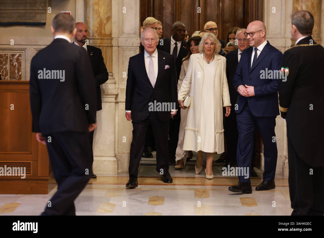 König Karl III. Und Königin Camilla während eines Besuchs im italienischen Parlament in Rom, am dritten Tag des viertägigen Staatsbesuchs in Italien, wo der König der erste britische Monarch wird, der eine gemeinsame Sitzung des Senats der Republik und der Abgeordnetenkammer anspricht, und nur der vierte nicht-Italiener, der am dritten Tag des viertägigen Staatsbesuchs in Italien vor der Kammer sprach. Bilddatum: Mittwoch, 9. April 2025. Stockfoto
