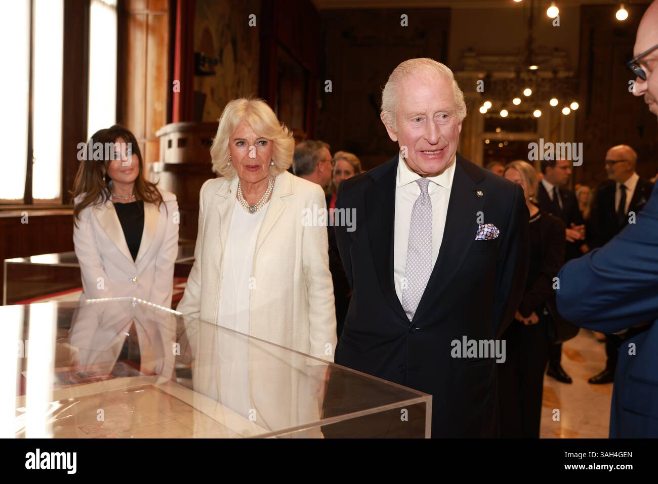 König Karl III. Und Königin Camilla während eines Besuchs im italienischen Parlament in Rom, am dritten Tag des viertägigen Staatsbesuchs in Italien, wo der König der erste britische Monarch wird, der eine gemeinsame Sitzung des Senats der Republik und der Abgeordnetenkammer anspricht, und nur der vierte nicht-Italiener, der am dritten Tag des viertägigen Staatsbesuchs in Italien vor der Kammer sprach. Bilddatum: Mittwoch, 9. April 2025. Stockfoto