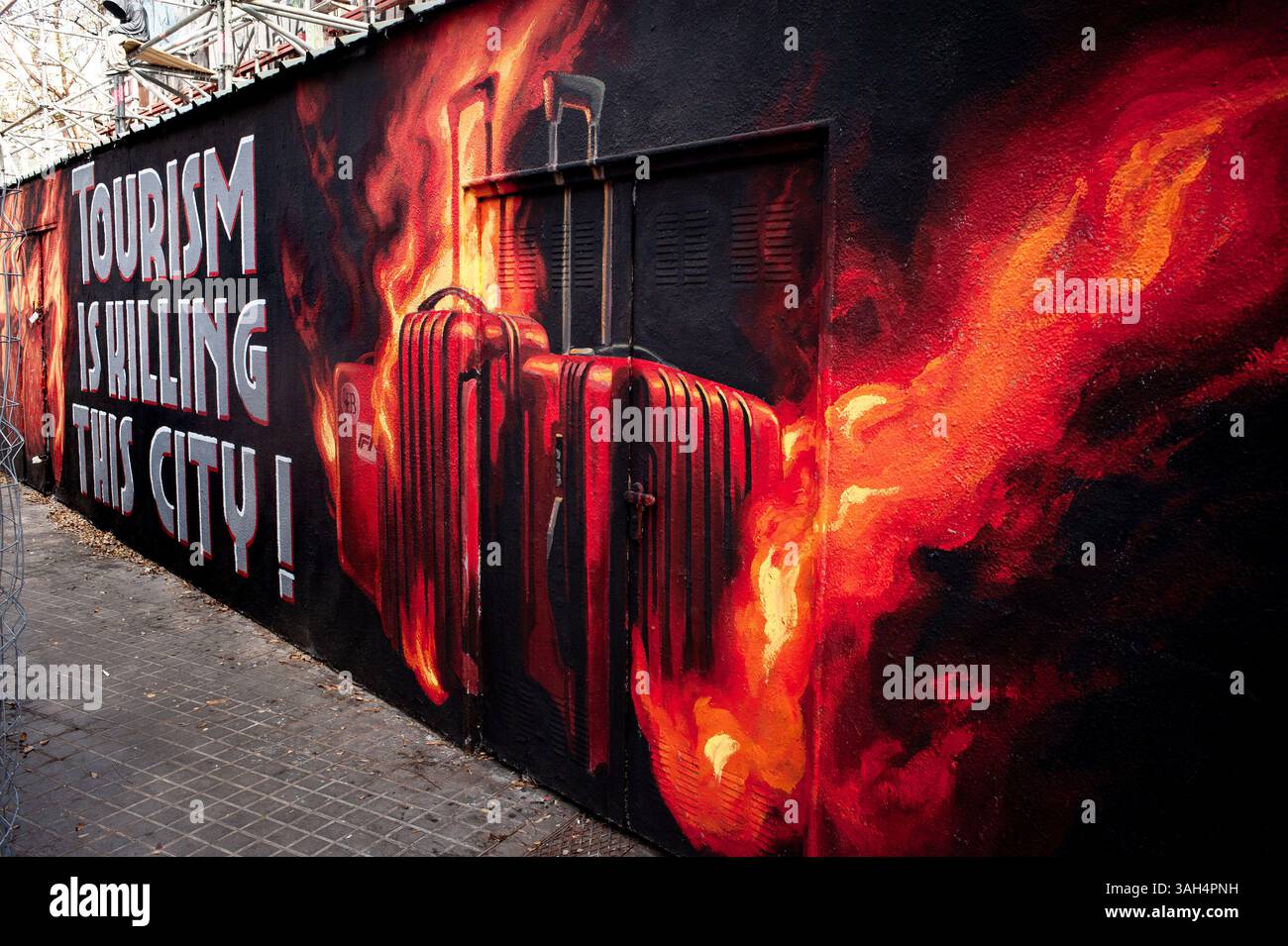 In Barcelona heißt es in einem Anti-Tourismus-Graffiti: "Der Tourismus tötet diese Stadt". Proteste gegen den Massentourismus gibt es seit Jahren auf Katalanisch Stockfoto
