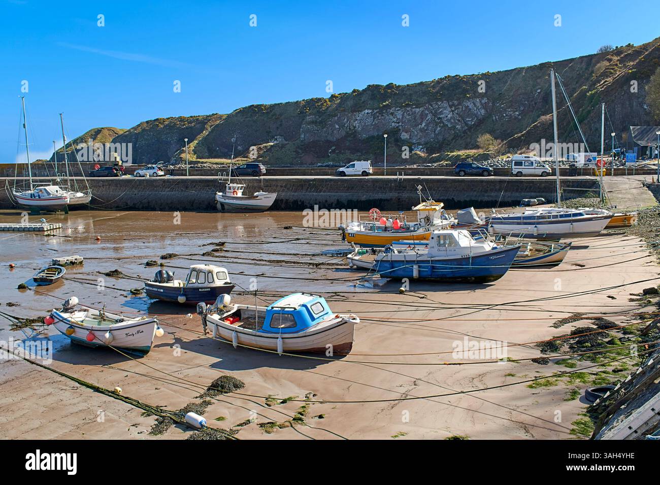 Stonehaven Aberdeenshire Scotland der Hafen kleine Fischerboote auf dem Sand bei Ebbe Stockfoto