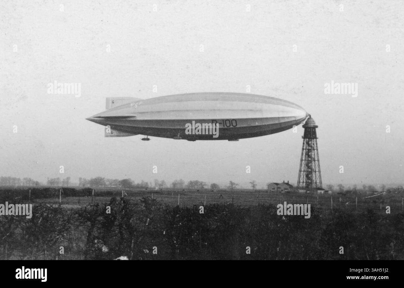 CARDINGTON, BEDFORDSHIRE, ENGLAND, ca. 1930, die R100 in Cardington, Bedfordshire, England. Ein privat gebautes Luftschiff (im Gegensatz zur R101) Stockfoto