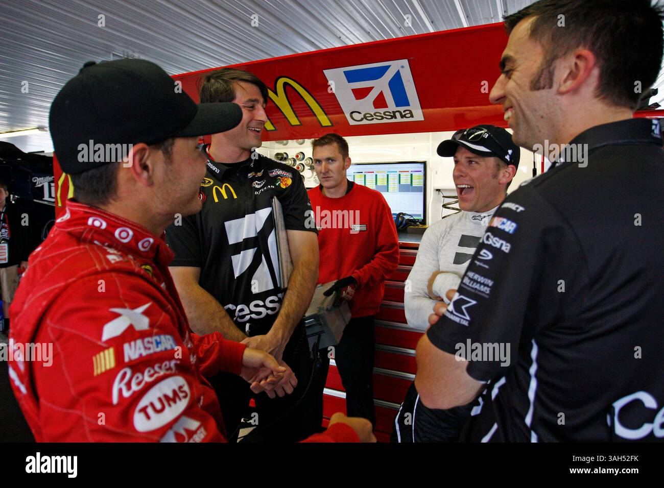 5. Juni 2015 – Long Pond, PA, USA – Long Pond, PA – 05. Juni 2015: Kyle Larson (42) und Jamie McMurray (1) sprechen über ihre Autos nach dem Training für die Axalta ''We Paint Winners''' 400 auf dem Pocono Raceway in Long Pond, PA. (Kreditbild: © ASP/Cal Sport Media/ZUMAPRESS.com) Stockfoto