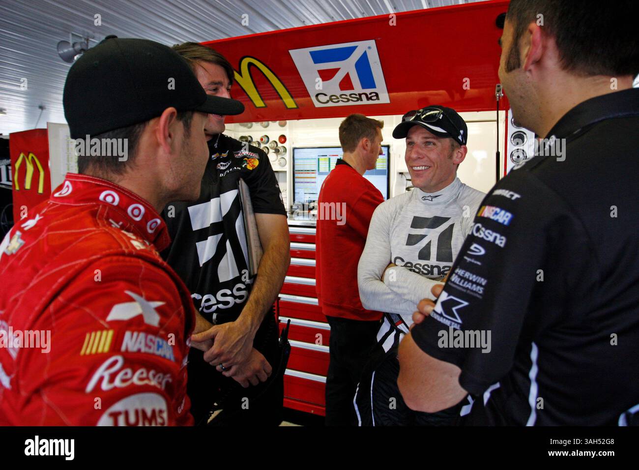 5. Juni 2015 – Long Pond, PA, USA – Long Pond, PA – 05. Juni 2015: Kyle Larson (42) und Jamie McMurray (1) sprechen über ihre Autos nach dem Training für die Axalta ''We Paint Winners''' 400 auf dem Pocono Raceway in Long Pond, PA. (Kreditbild: © ASP/Cal Sport Media/ZUMAPRESS.com) Stockfoto