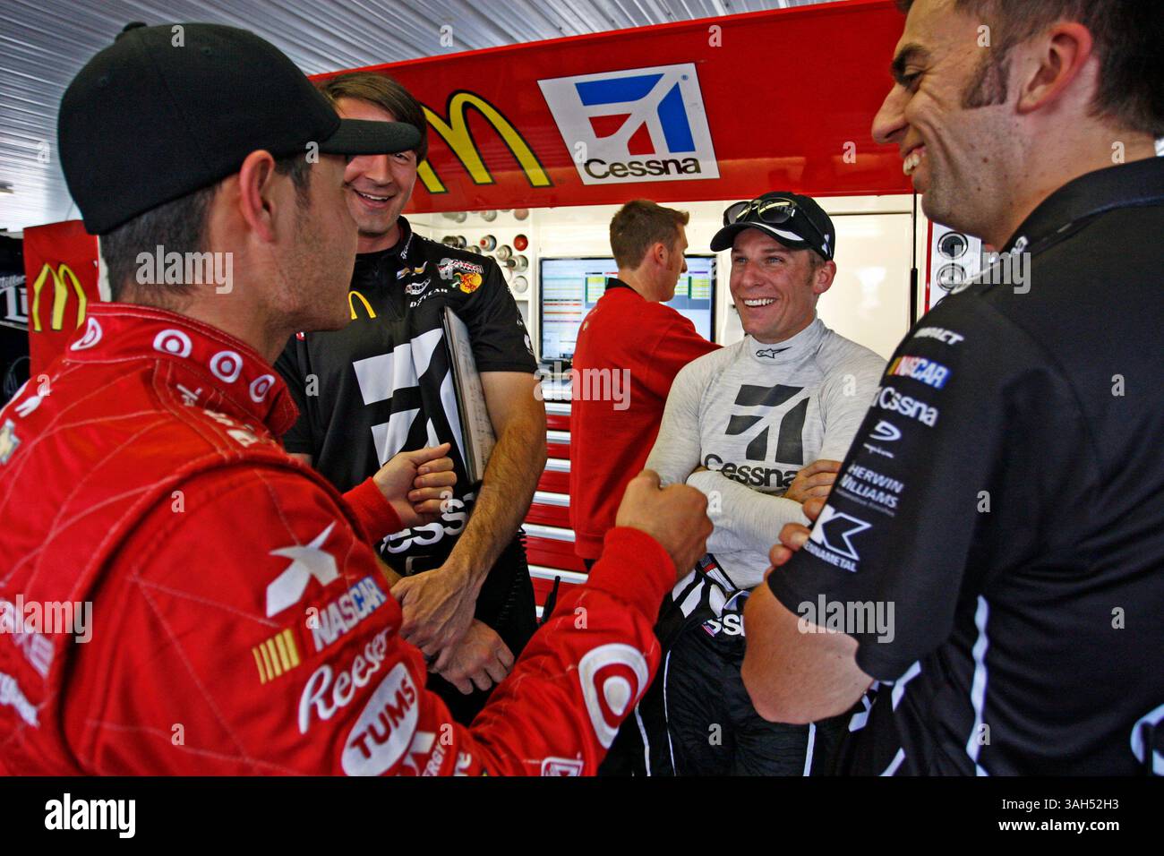 5. Juni 2015 – Long Pond, PA, USA – Long Pond, PA – 05. Juni 2015: Kyle Larson (42) und Jamie McMurray (1) sprechen über ihre Autos nach dem Training für die Axalta ''We Paint Winners''' 400 auf dem Pocono Raceway in Long Pond, PA. (Kreditbild: © ASP/Cal Sport Media/ZUMAPRESS.com) Stockfoto