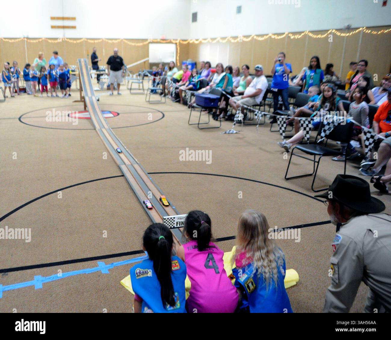 21. März 2015 – Kalifornien, USA – ein Überblick, während drei Pinewood Derby-Autos während eines Girl Scout Pinewood Derby in Modesto am 21. März 2015 die Strecke herunterfahren. (Bild: © John Westberg/Modesto Bee/ZUMA Wire) Stockfoto