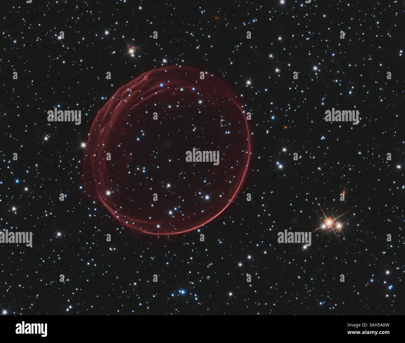 17. April 2015 - das Hubble-Weltraumteleskop der NASA hat eine makellose Blase aus Schockgas aus der sich ausbreitenden Explosionswelle einer Supernova aufgenommen. SNR 0509-67.5, die Blase ist der sichtbare Überrest einer mächtigen Sternexplosion in der Großen Magellanschen Wolke (LMC), einer kleinen Galaxie, die etwa 160.000 Lichtjahre von der Erde entfernt ist. (Kreditbild: © NASA/ZUMAPRESS.com) Stockfoto