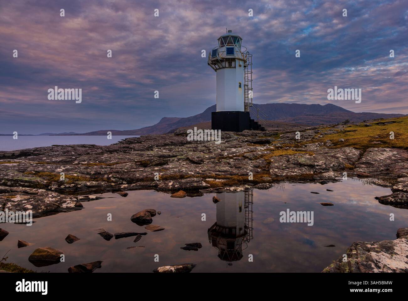 Rhue Lighthouse in der Nähe von Ullapool in den nordwestlichen Highlands Schottlands. Stockfoto
