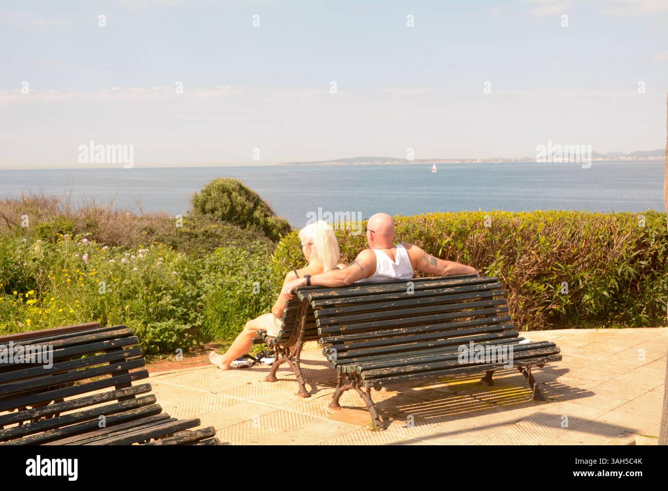 Radfahrer am beliebten Aussichtspunkt Mirador Son Verí Nou, von wo aus Sie Landschaftsfotos der Bucht von Palma, Insel Mallorca, Spanien, machen können Stockfoto